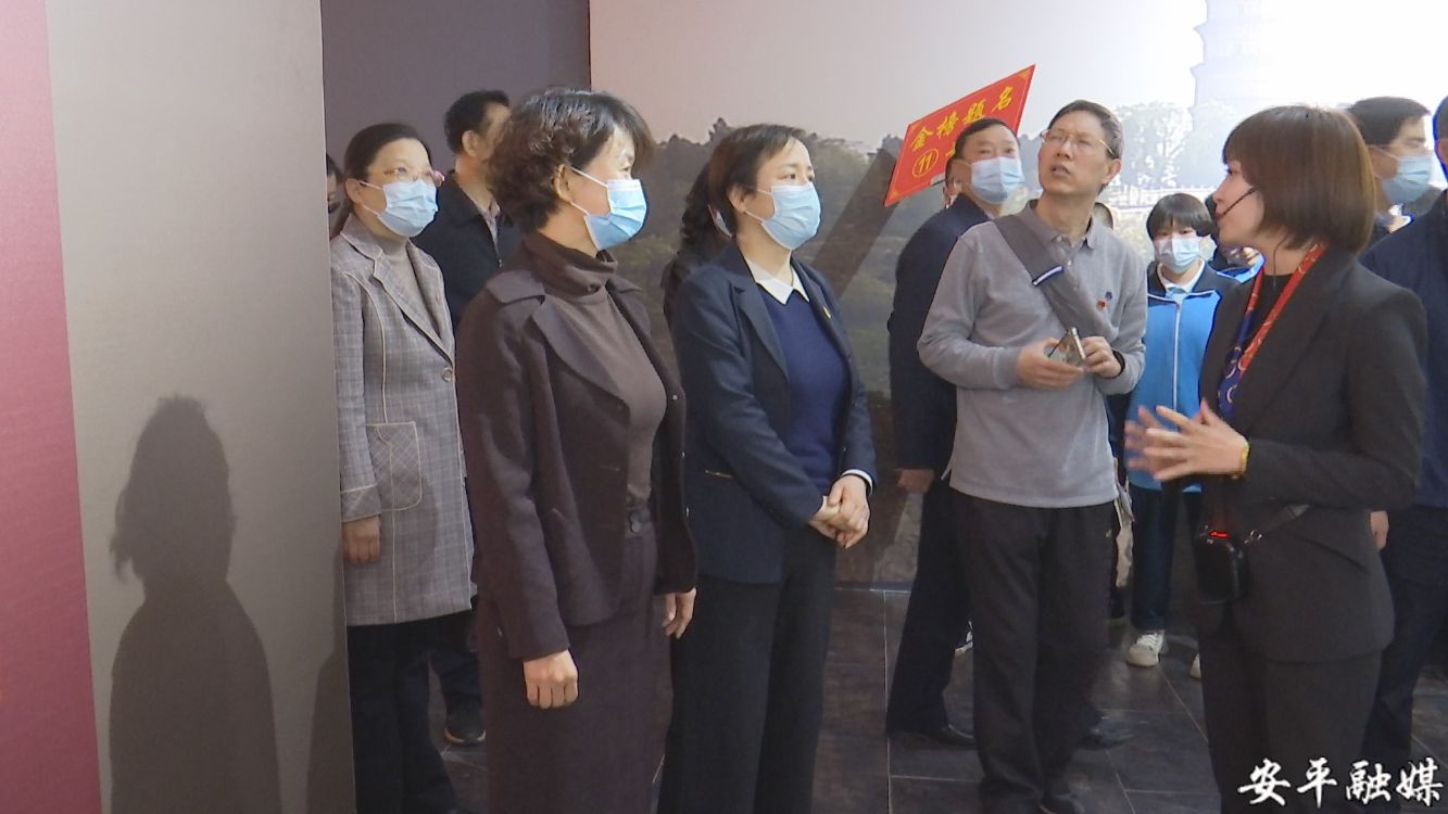 安平县全国第一个农村党支部纪念馆开展党史学习教育,副县长张娜陪同