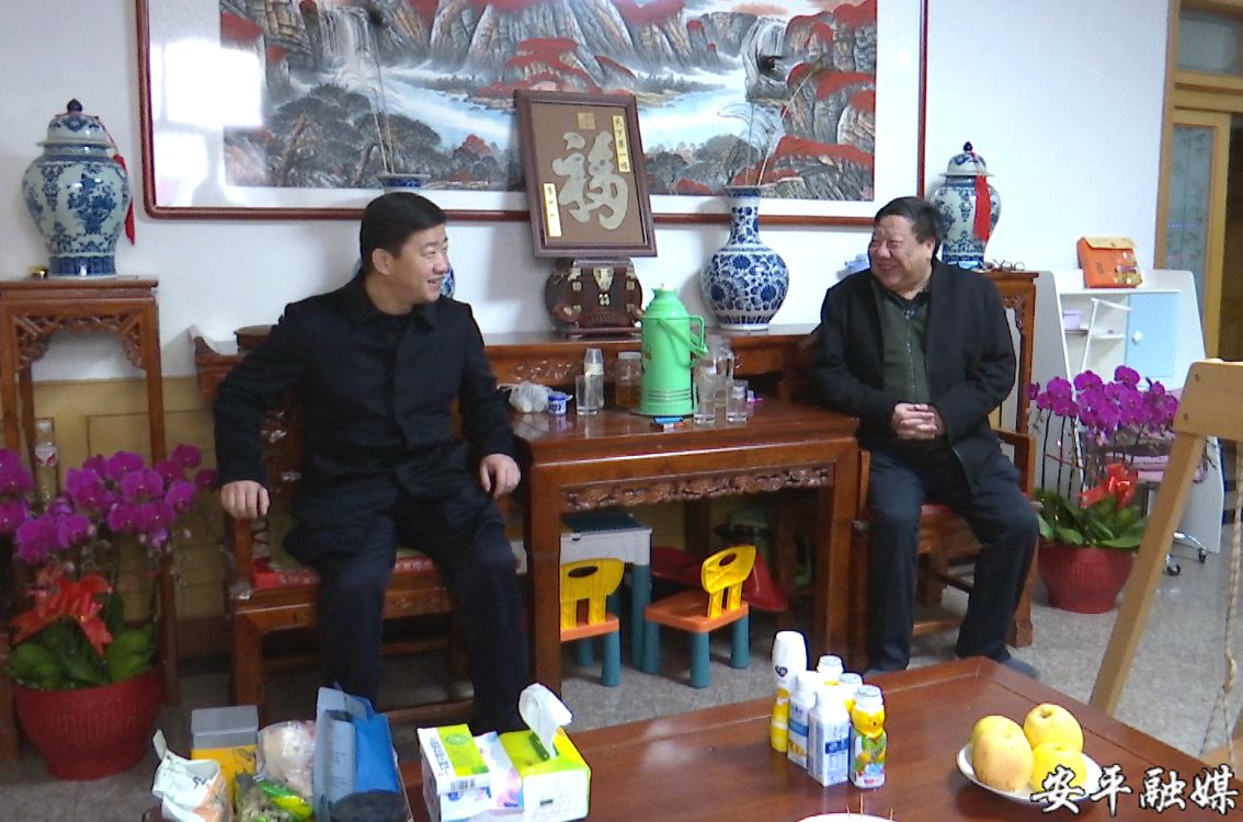 在老干部李光辉,崔跃东家中,曹向东关切询问他们的身体状况和生活情况