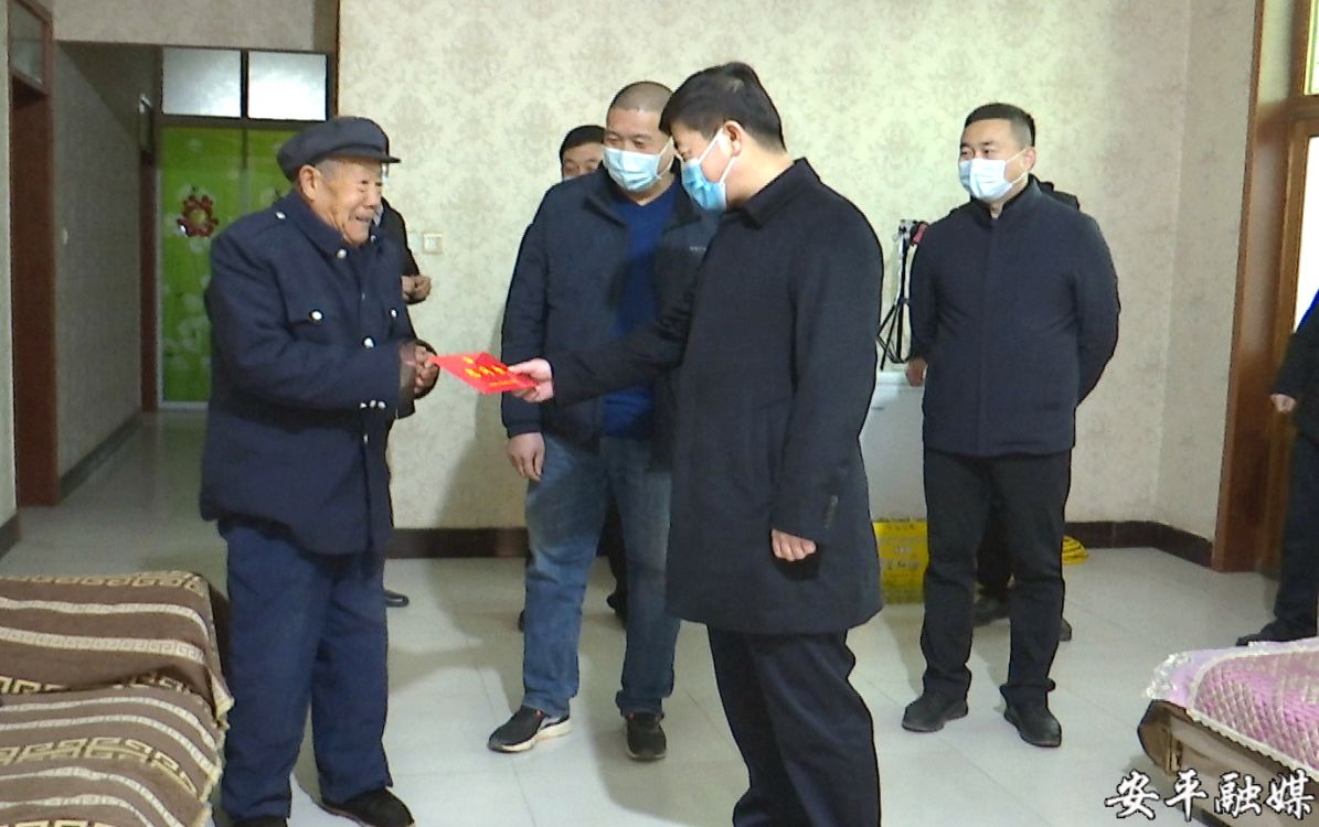 在老干部李光辉,崔跃东家中,曹向东关切询问他们的