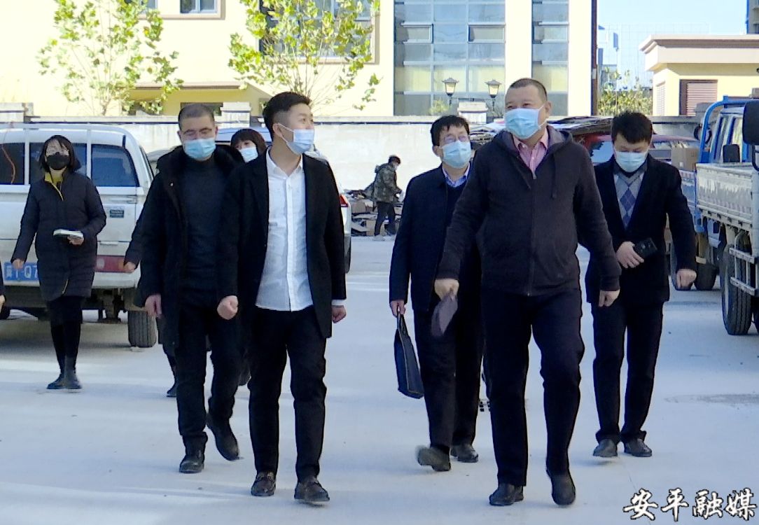 在信誉楼百货安平店,张勋实地查看了内部装修,商品陈列等情况,详细