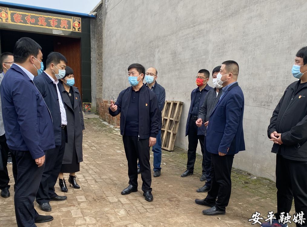 安平县委书记曹向东以普通党员身份参加县委办公室党支部进农村办实事